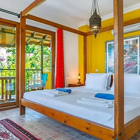 Sleeps 12 Air Con Wifi فيلة كالكان