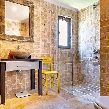 Sleeps 12 Air Con Wifi * كالكان