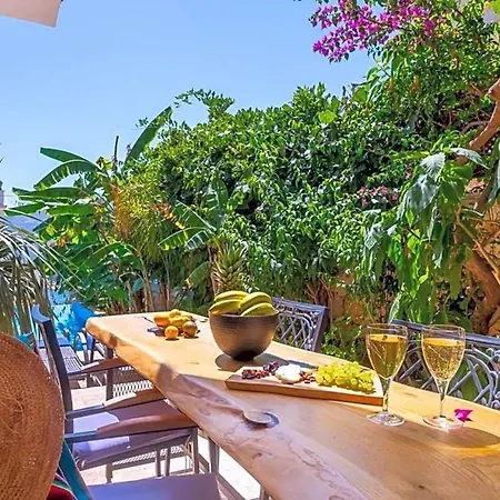 Sleeps 12 Air Con Wifi فيلة