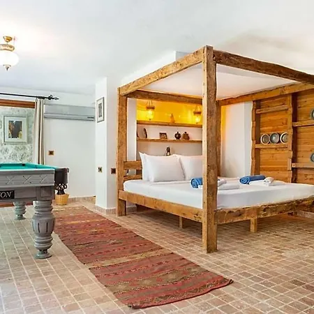 Sleeps 12 Air Con Wifi فيلة كالكان